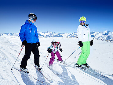 Familie im Skiurlaub am Wildkogel