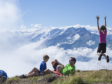 Familie beim Wandern am Wildkogel Hotel Steiger