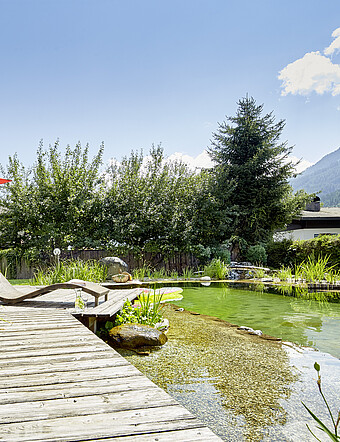 Liegen beim Badeteich im Wellnesshotel Steiger in Neukirchen
