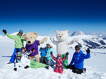 Familie im Skiurlaub mit den Wildkogel Maskottchen