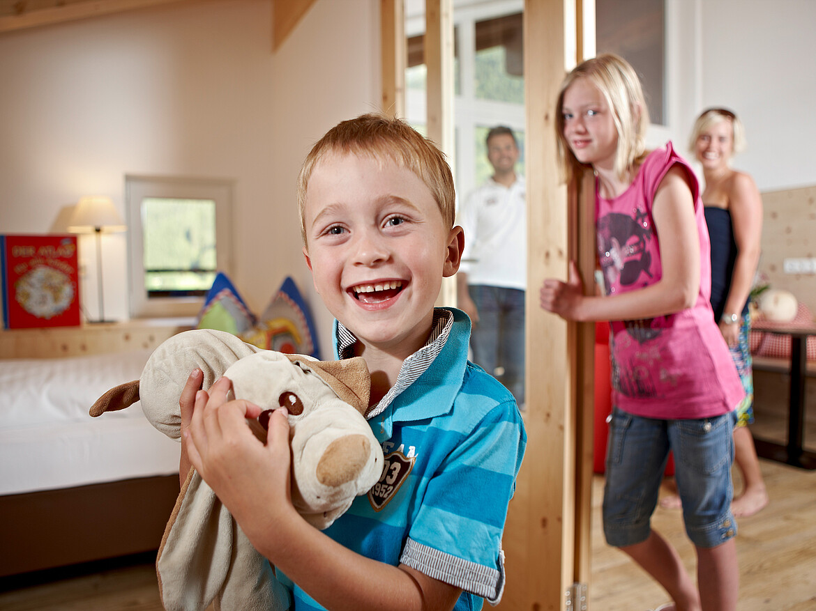 Familie in einem Zimmer im Familienhotel Steiger