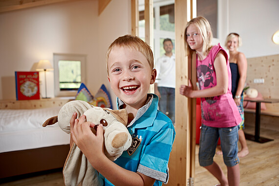 Familie in einem Zimmer im Familienhotel Steiger